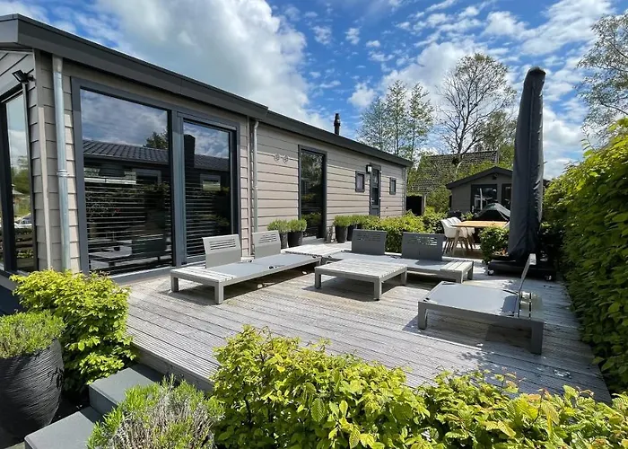 PUUR Eernewoude luxe chalet direct aan open vaarwater gelegen in de Alde Feanen